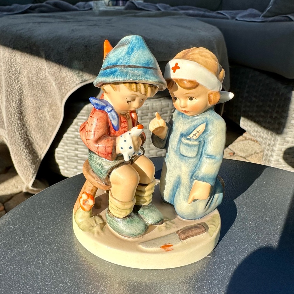 Little nurse Goebel Hummel 376